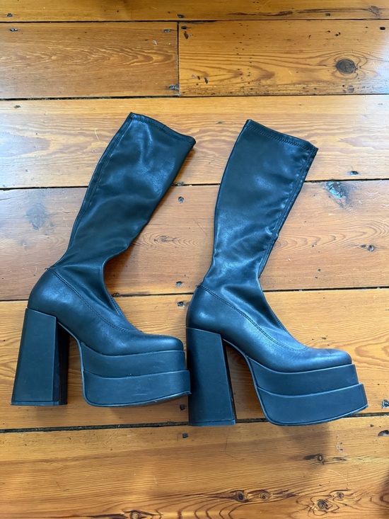 Steve Madden Shoes - Steve Madden Cypress Platform Boots size 6 black
